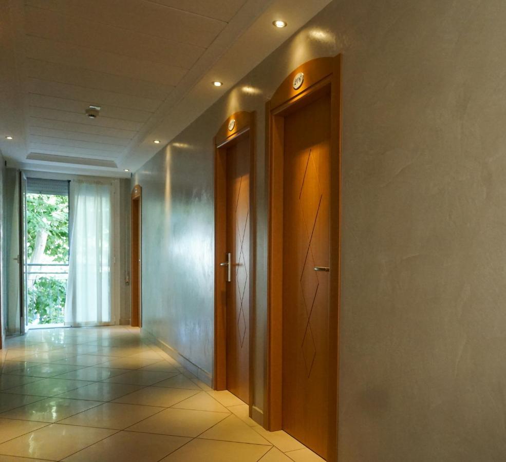 Hotel Londra Римини Экстерьер фото