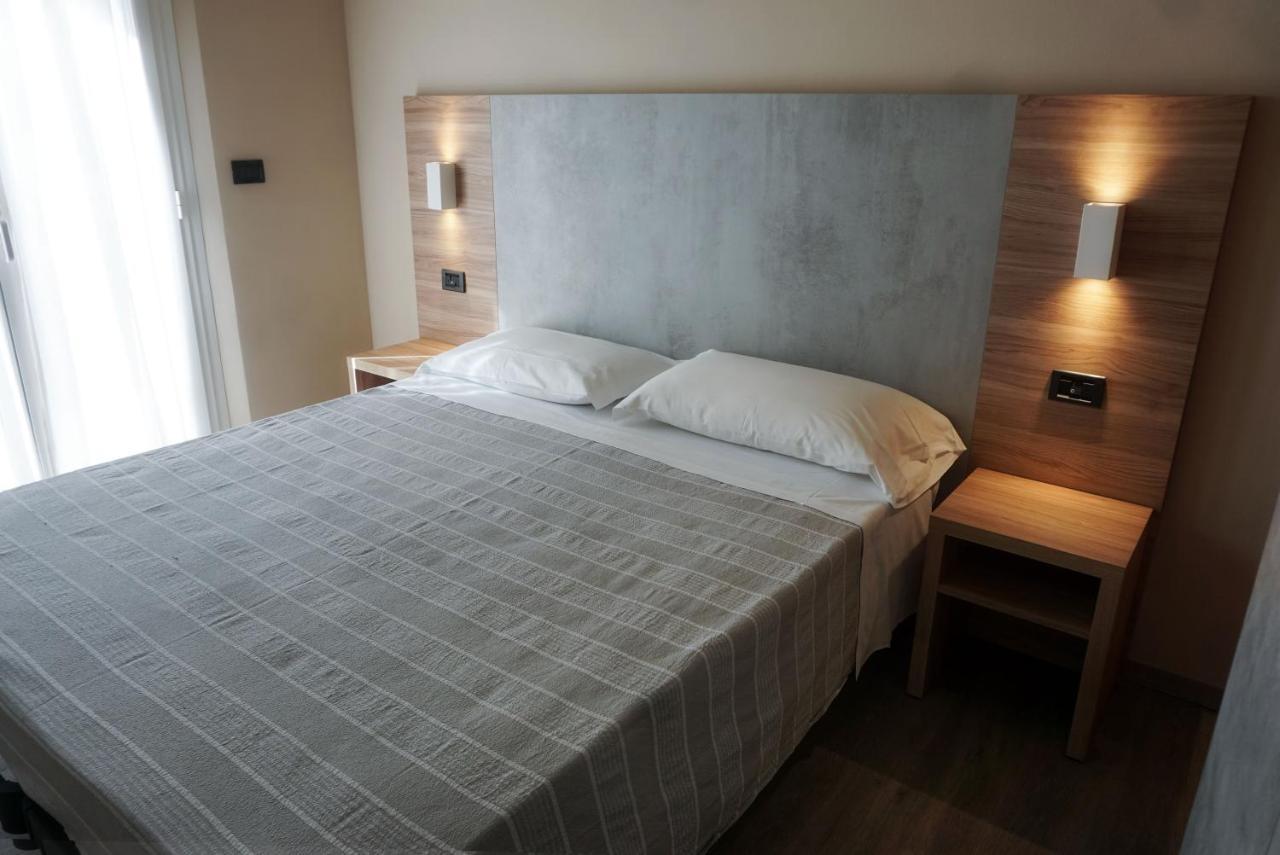 Hotel Londra Римини Экстерьер фото